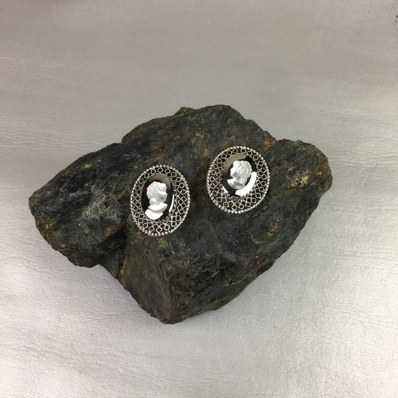Whiting and Davis vintage silver cameo earrings - Picture 2 of 10